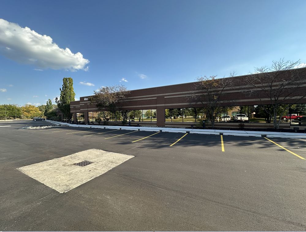 49100-49140 Wixom Tech Dr, Wixom, MI à vendre Photo du bâtiment- Image 1 de 7