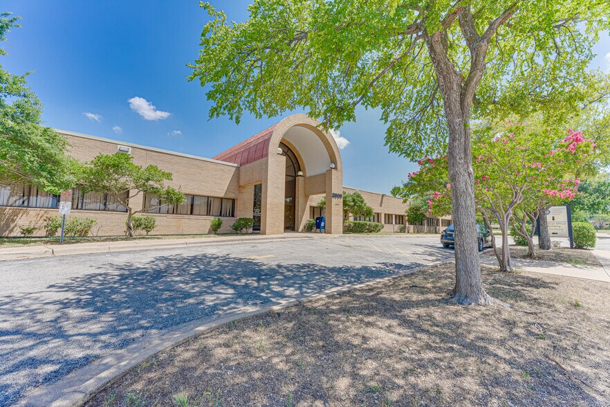 2909 S Hampton Rd, Dallas, TX à vendre - Photo du bâtiment - Image 3 de 36