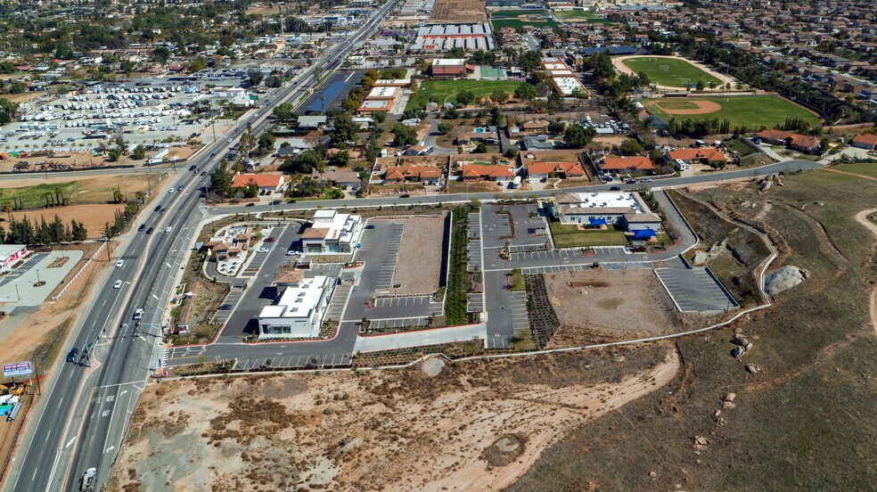 18233 Van Buren Blvd, Riverside, CA à louer - Photo du bâtiment - Image 3 de 3