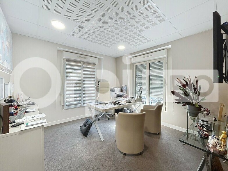 Office in Vineuil-Saint-Firmin for sale - Interior Photo - Image 1 of 5