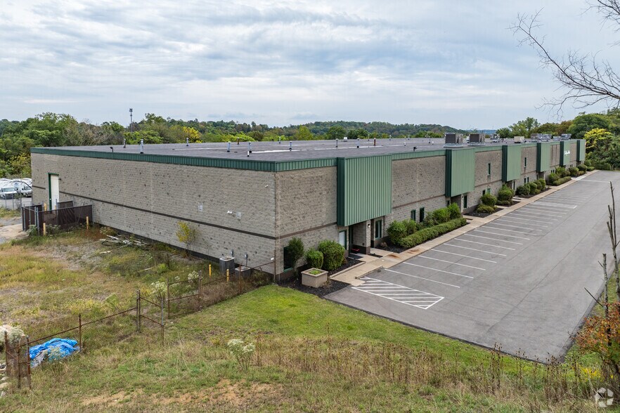 211 Overlook Dr, Sewickley, PA à louer - Photo du bâtiment - Image 2 de 4