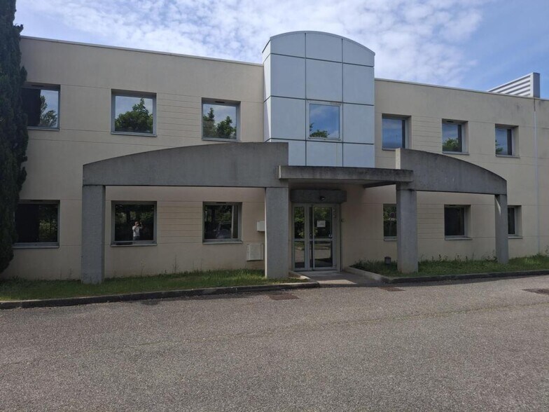 Flex in Saint-Priest for lease - Building Photo - Image 2 of 5