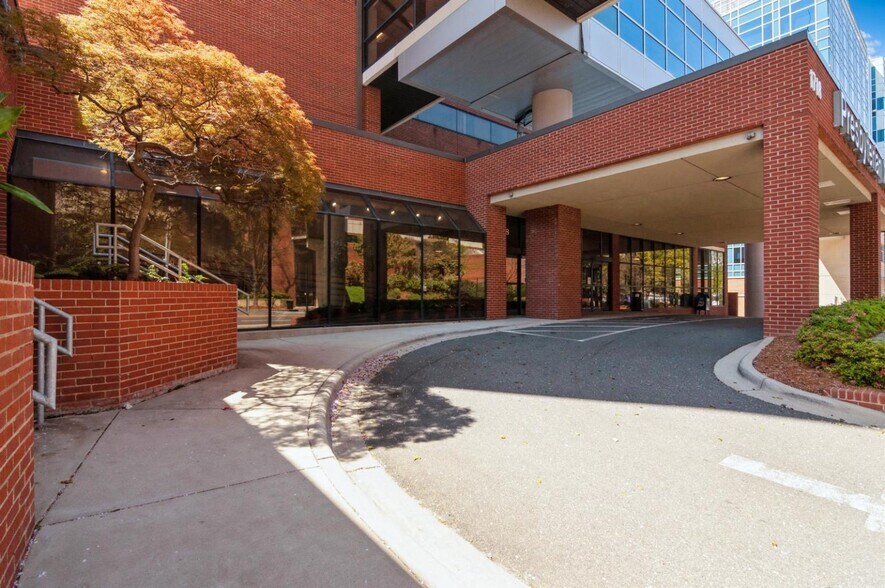 1718 E 4th St, Charlotte, NC à louer - Photo du bâtiment - Image 3 de 4