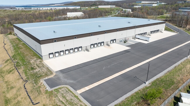 Plus de détails pour 555 Research Drive, Pittston Township, PA - Industriel à louer