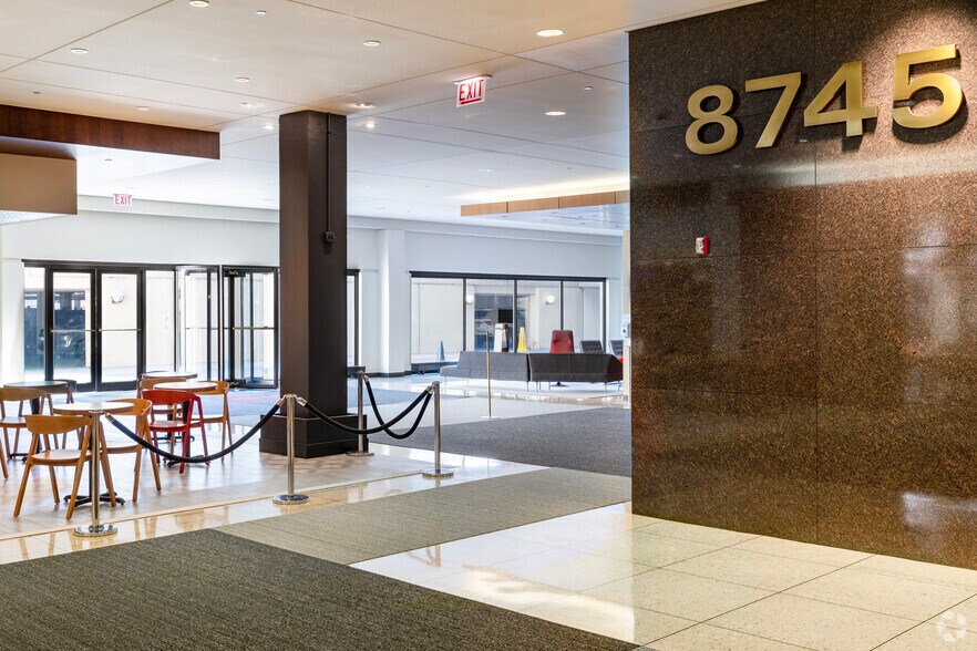 8745 W Higgins Rd, Chicago, IL à louer - Photo du bâtiment - Image 1 de 7