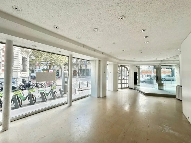 Retail in Paris for lease - Interior Photo - Image 3 of 3
