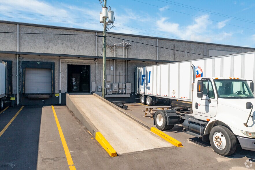 4901-4971 Distribution Dr, Tampa, FL à louer - Photo du bâtiment - Image 3 de 6