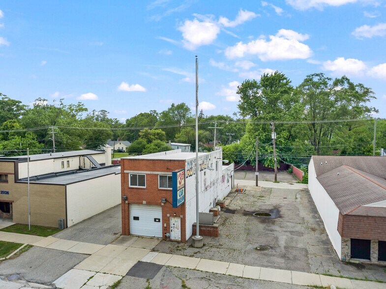 25906 Five Mile rd, Redford, MI à vendre - Photo du bâtiment - Image 2 de 5