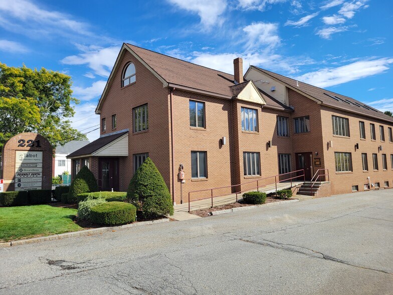 221 Chelmsford St, Chelmsford, MA à louer - Photo du bâtiment - Image 2 de 7
