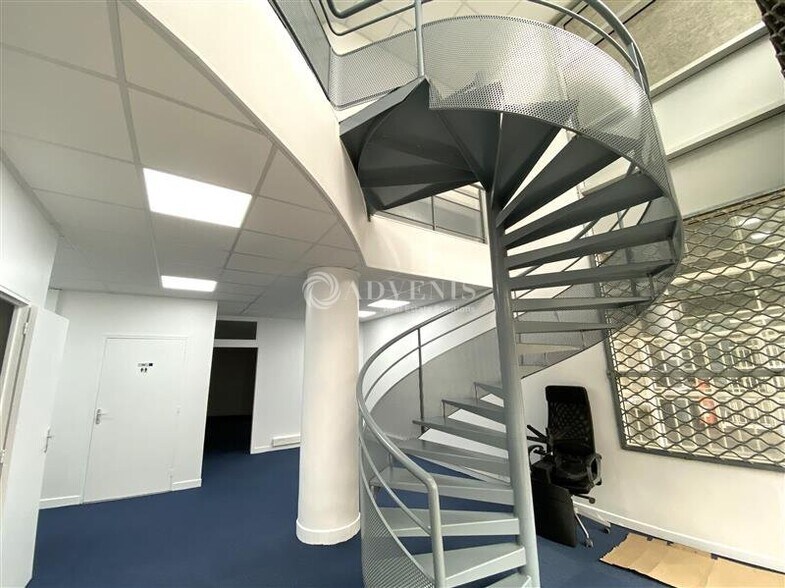 126 Rue Du Landy, Saint-Ouen-sur-Seine for lease - Interior Photo - Image 3 of 8