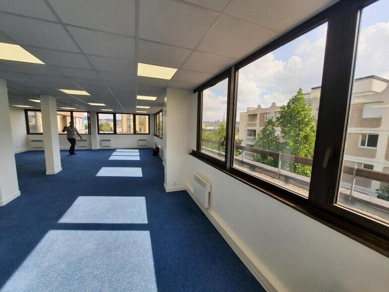 Office in Rouen for lease - Interior Photo - Image 2 of 14