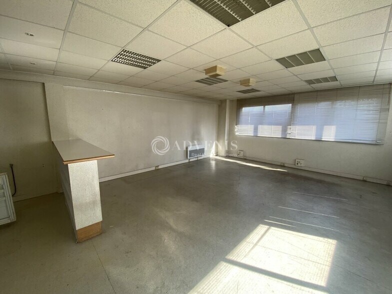 Office in Neuilly-Plaisance for lease - Interior Photo - Image 2 of 6