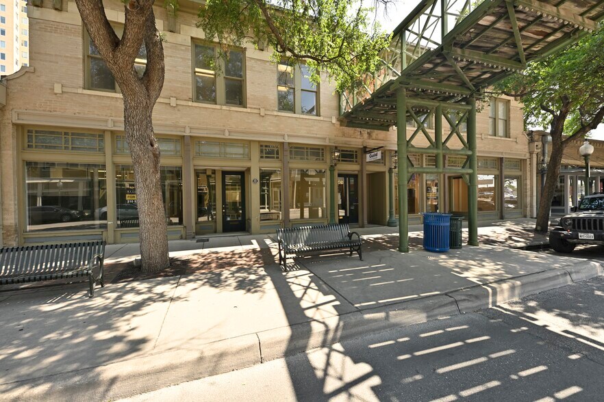 1145 E Commerce St, San Antonio, TX for lease - Primary Photo - Image 1 of 3