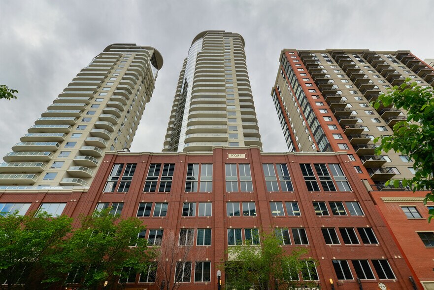 10154 104 St NW, Edmonton, AB à vendre - Photo du bâtiment - Image 2 de 7