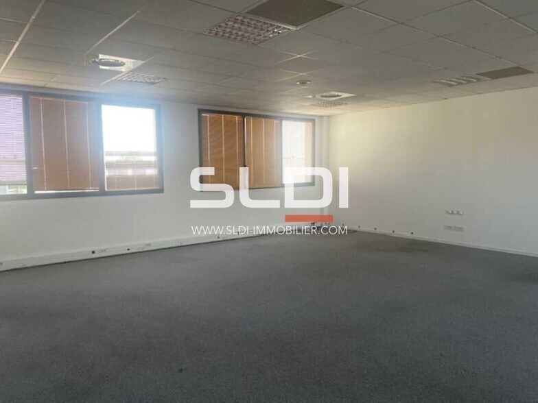 51 Rue Emile Decorps, Villeurbanne for lease - Interior Photo - Image 2 of 8