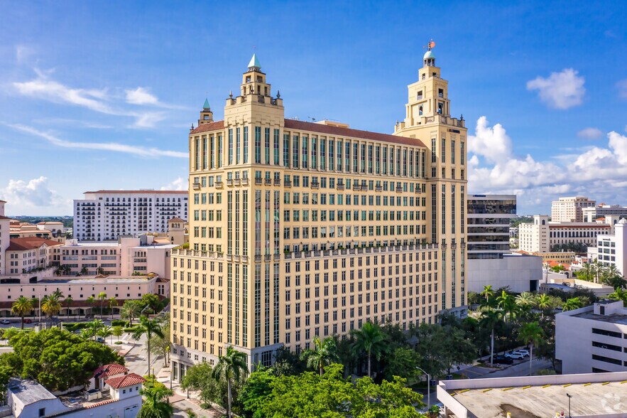 121 Alhambra Plz, Coral Gables, FL à louer - Photo du bâtiment - Image 3 de 12