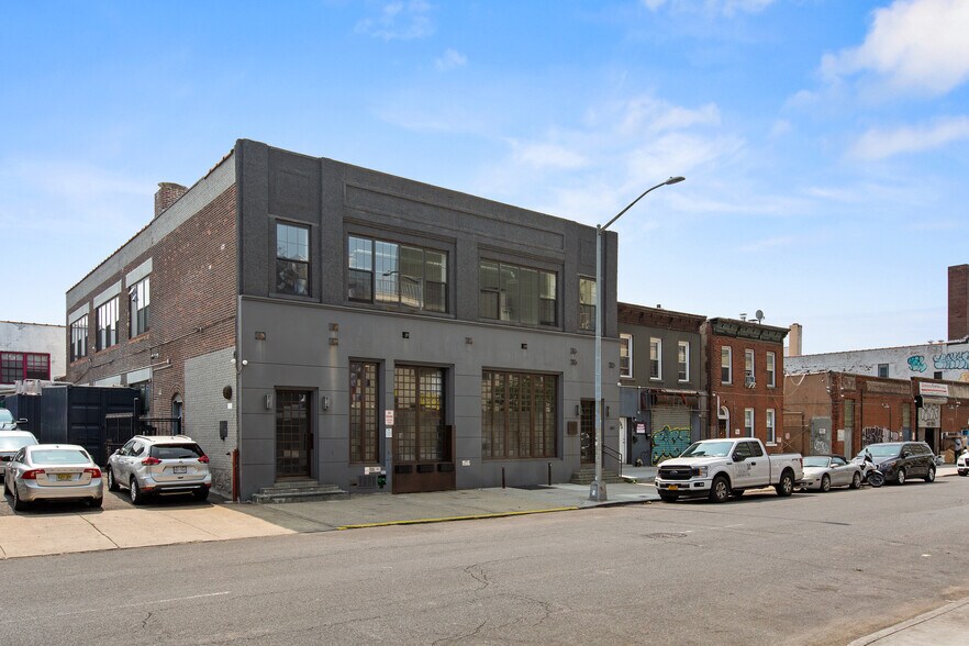 36-11 33rd St, Astoria, NY à louer - Photo du bâtiment - Image 3 de 9