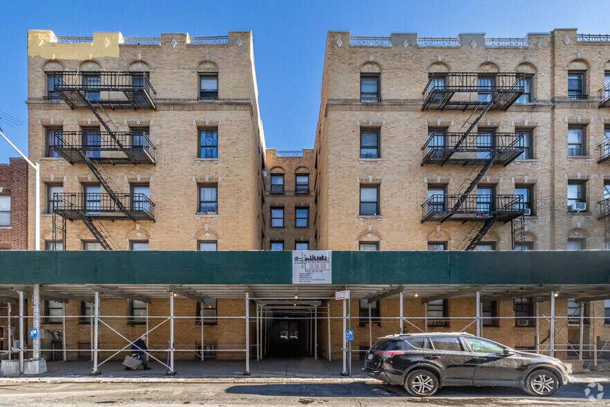 31-53 34th St, Astoria, NY à vendre - Photo du bâtiment - Image 1 de 5