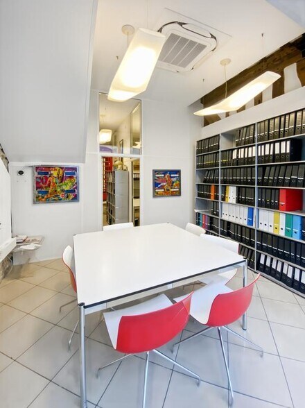 Retail in Paris for lease - Interior Photo - Image 2 of 8