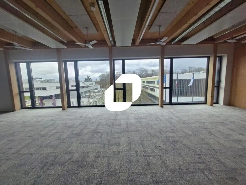 Office in Champs-sur-Marne for lease - Interior Photo - Image 2 of 11