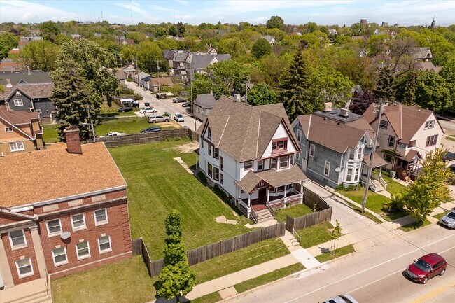 More details for 124 W North Ave, Milwaukee, WI - Retail for Sale