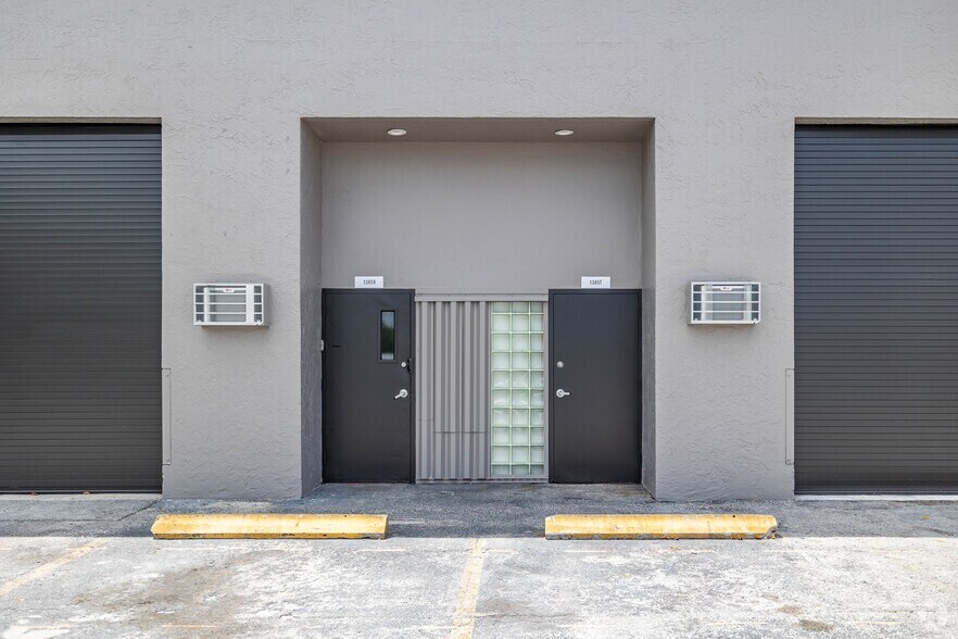 13815-13831 SW 139th Ct, Miami, FL à louer - Photo du bâtiment - Image 3 de 9