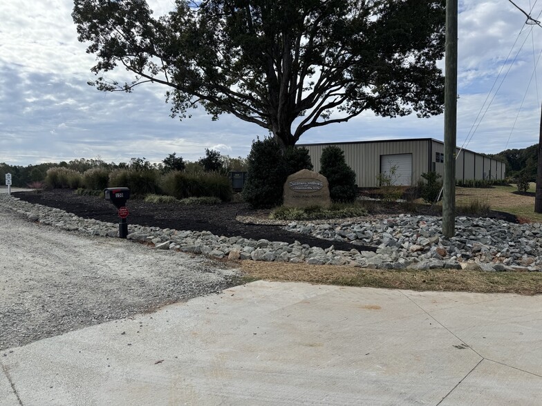 160 Greenwood Dr, Burlington, NC for lease - Building Photo - Image 2 of 6