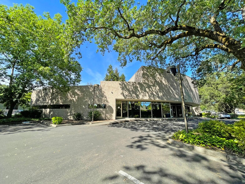 2421 Mendocino Ave, Santa Rosa, CA à vendre - Photo du bâtiment - Image 3 de 17
