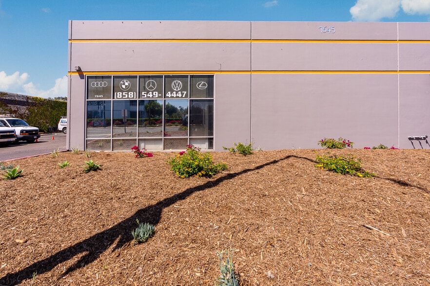 7645 Carroll Rd, San Diego, CA à louer - Photo du bâtiment - Image 3 de 11