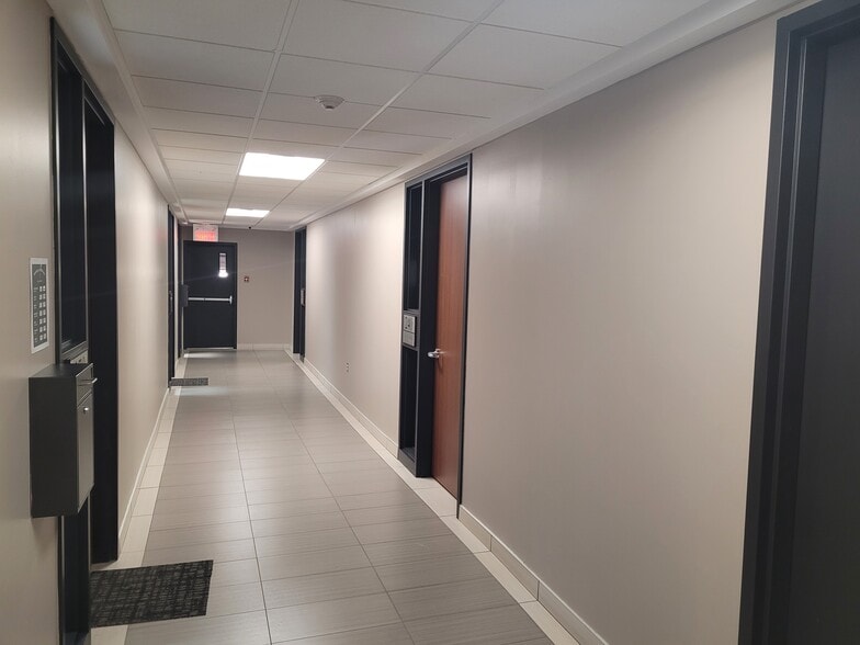 5135-5169 Rue Jean-Talon E, Montréal, QC à louer - Photo intérieure - Image 3 de 8