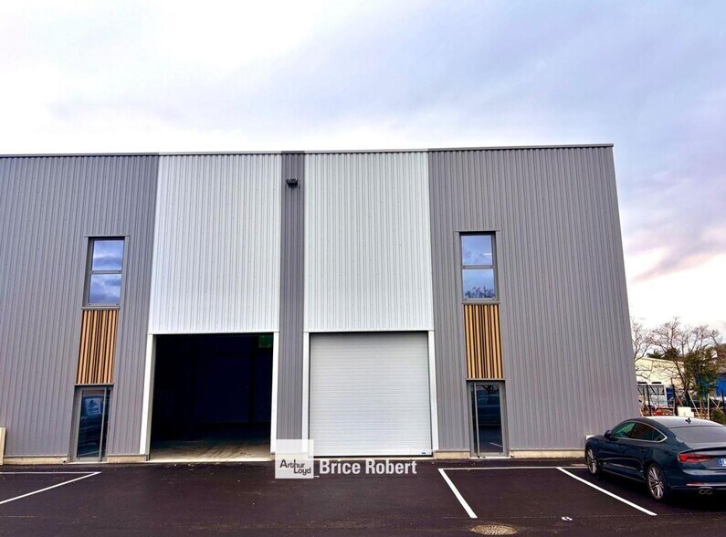 Flex in Saint Genis Laval for lease - Building Photo - Image 1 of 5