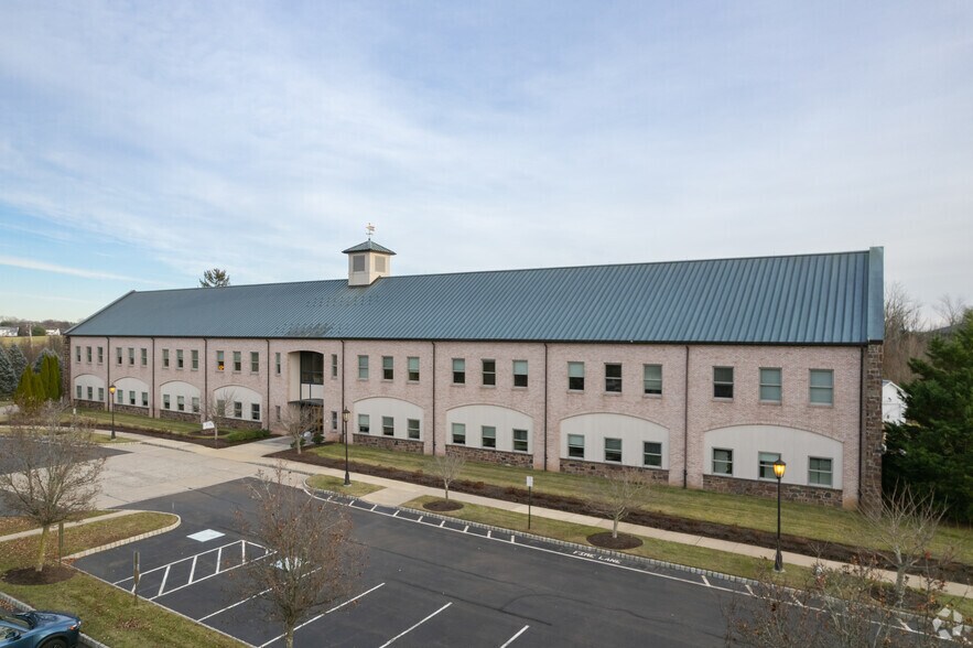 1 Caufield Pl, Newtown, PA à louer - Photo du bâtiment - Image 3 de 11