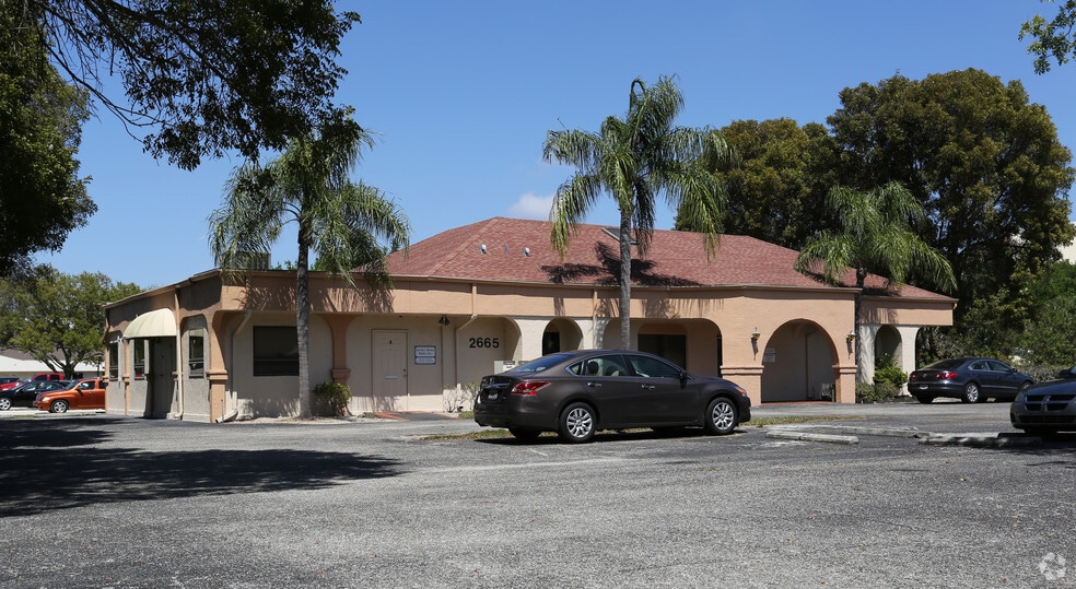 2665 Oak Ridge Ct, Fort Myers, FL à louer - Photo du bâtiment - Image 2 de 4