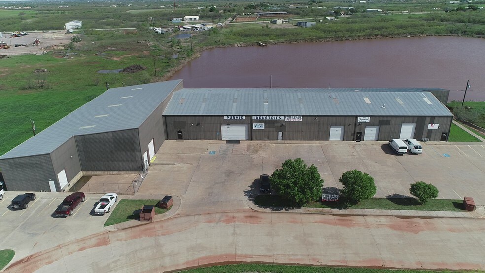 5828 Ashleyanne Cir, Wichita Falls, TX à vendre - Photo du bâtiment - Image 3 de 9