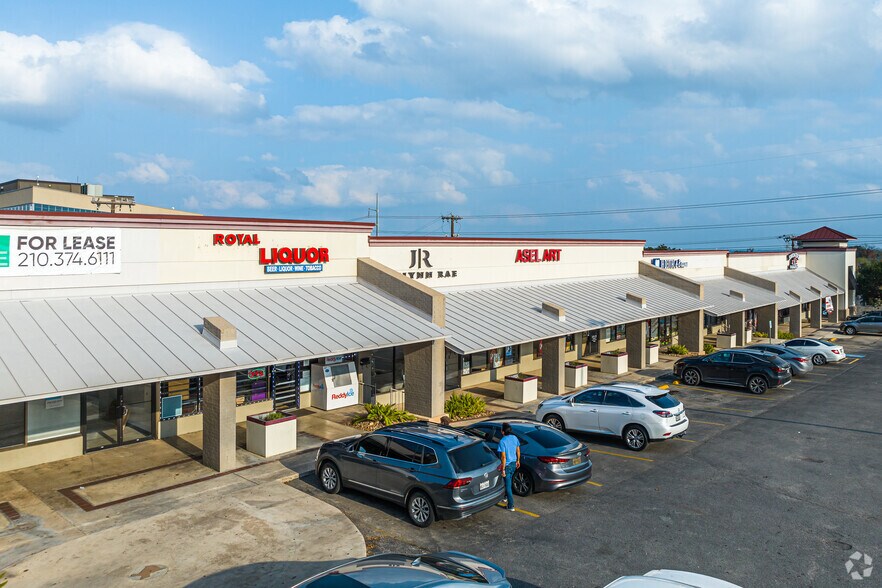 8121-8135 Callaghan Rd, San Antonio, TX à vendre - Photo du bâtiment - Image 2 de 6