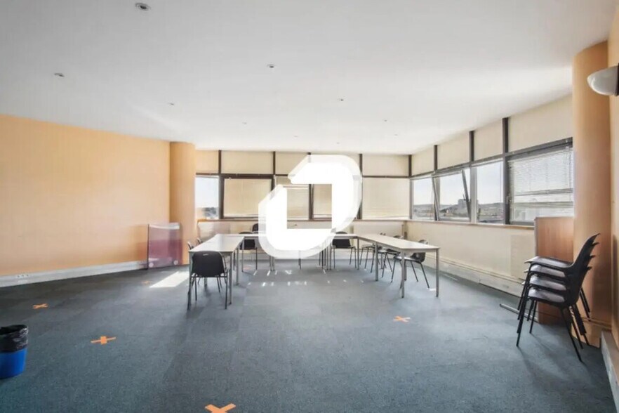 Office in Meaux for lease - Interior Photo - Image 2 of 13