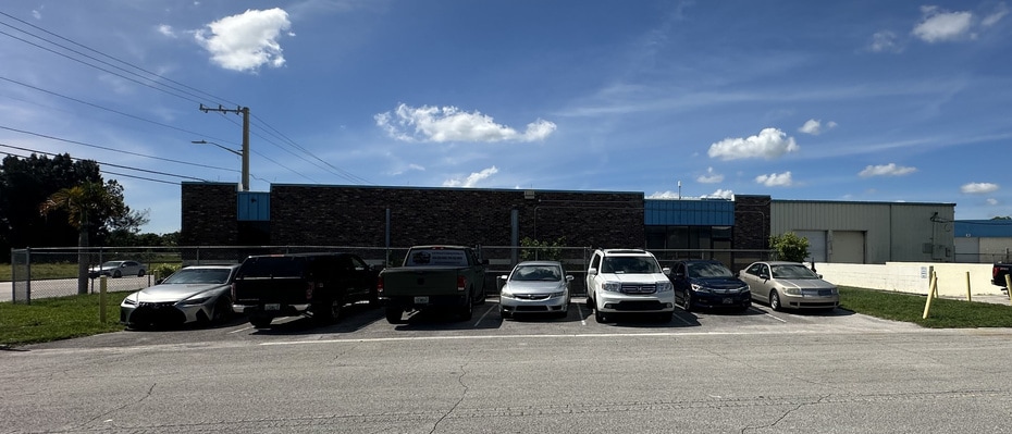 1621 President Barack Obama Hwy, Riviera Beach, FL for lease - Building Photo - Image 3 of 5