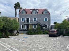 7053 Owensmouth Ave, Canoga Park, CA à louer Photo intérieure- Image 2 de 19