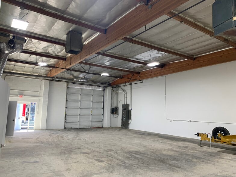 15823 1/2 Stagg St, Van Nuys, CA for lease - Building Photo - Image 3 of 10