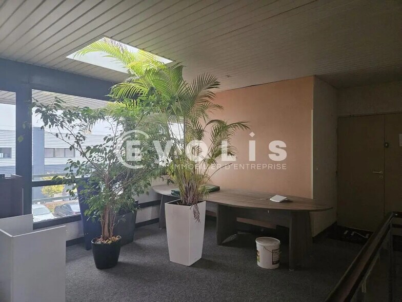 Office in Villejust for lease - Interior Photo - Image 2 of 8