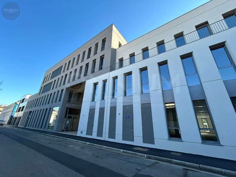 Office in Villeurbanne for lease - Building Photo - Image 3 of 27