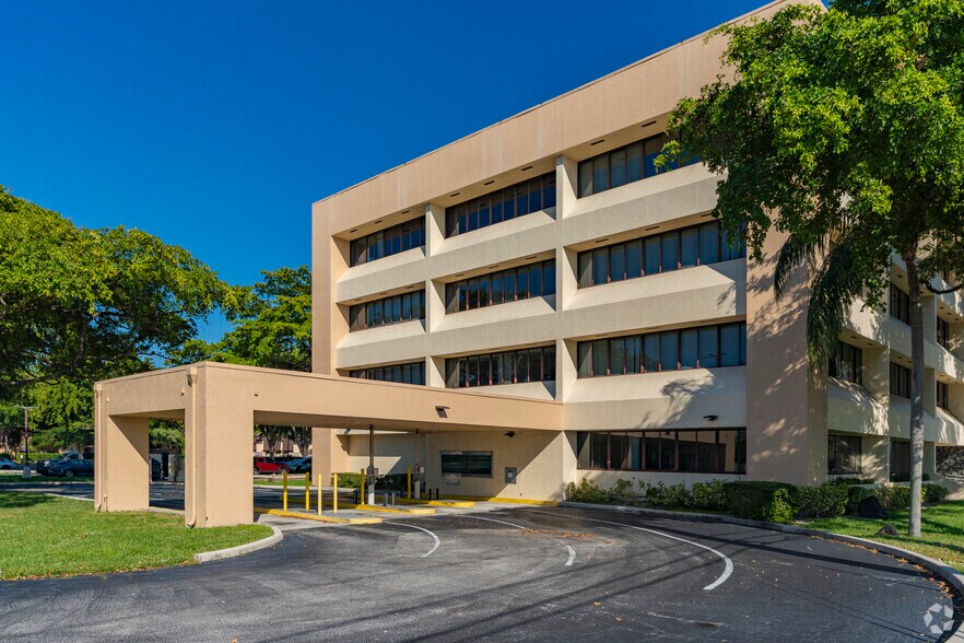 1761 W HIllsboro Blvd, Deerfield Beach, FL à louer - Photo du bâtiment - Image 3 de 6