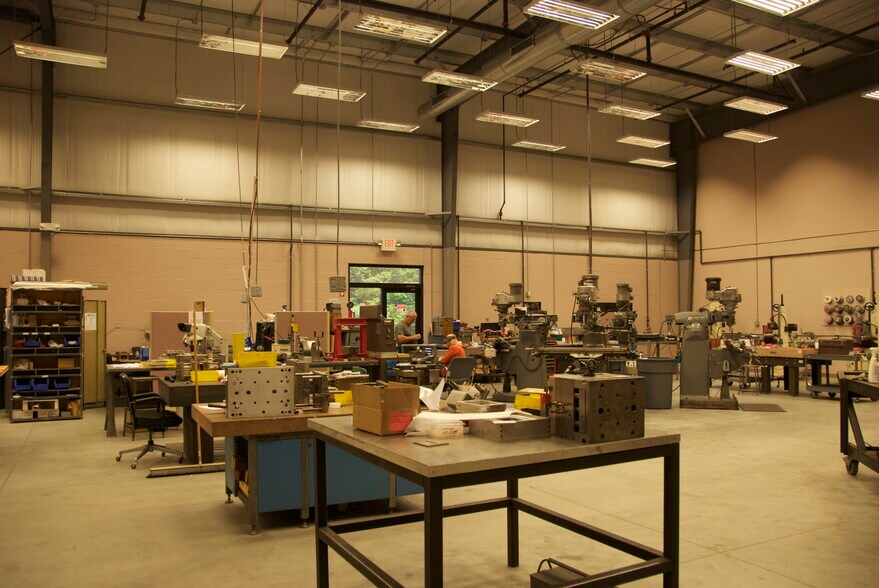 260-300 Griffith Rd, Chicopee, MA for lease - Interior Photo - Image 3 of 18