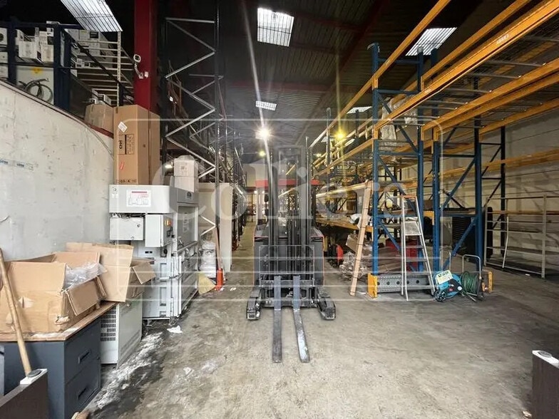 Flex in Marseille for lease - Interior Photo - Image 1 of 2