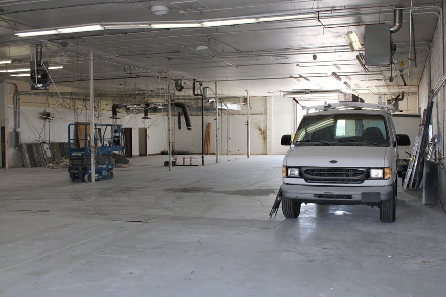 5981 Marion Dr, Denver, CO for sale - Interior Photo - Image 2 of 14