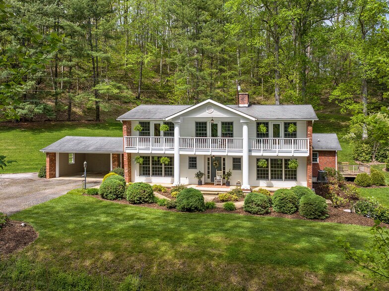 1963 Crymes Cove Rd, Waynesville, NC for sale - Primary Photo - Image 1 of 47