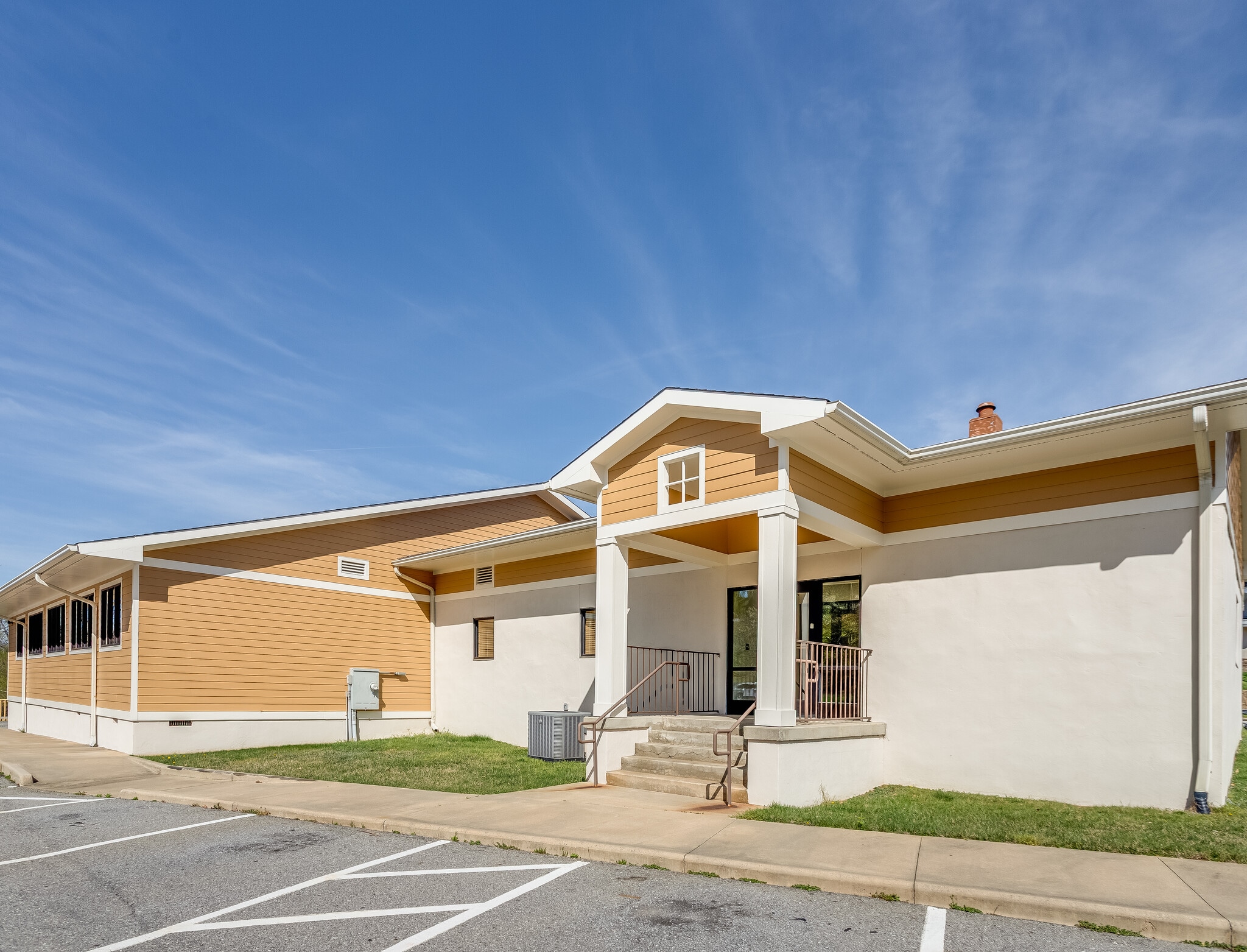 138 N Main St, Canton, NC for sale Primary Photo- Image 1 of 36