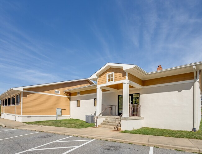 More details for 138 N Main St, Canton, NC - Health Care for Sale