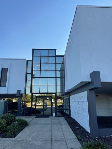 138 S Rosemont Rd, Virginia Beach, VA for lease - Building Photo - Image 2 of 6