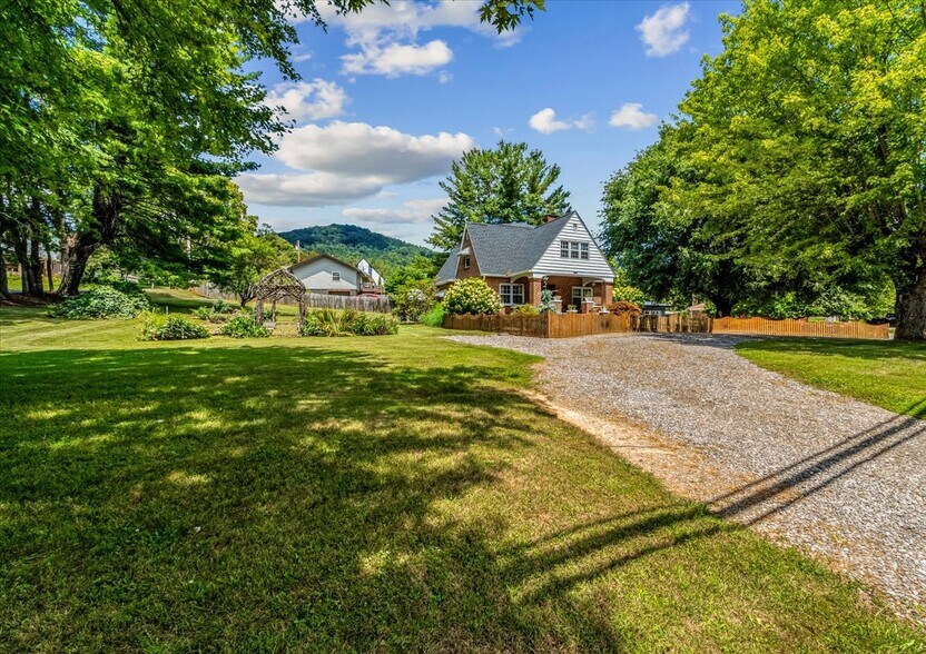 506 W Main St, Burnsville, NC à vendre - Photo du bâtiment - Image 2 de 42